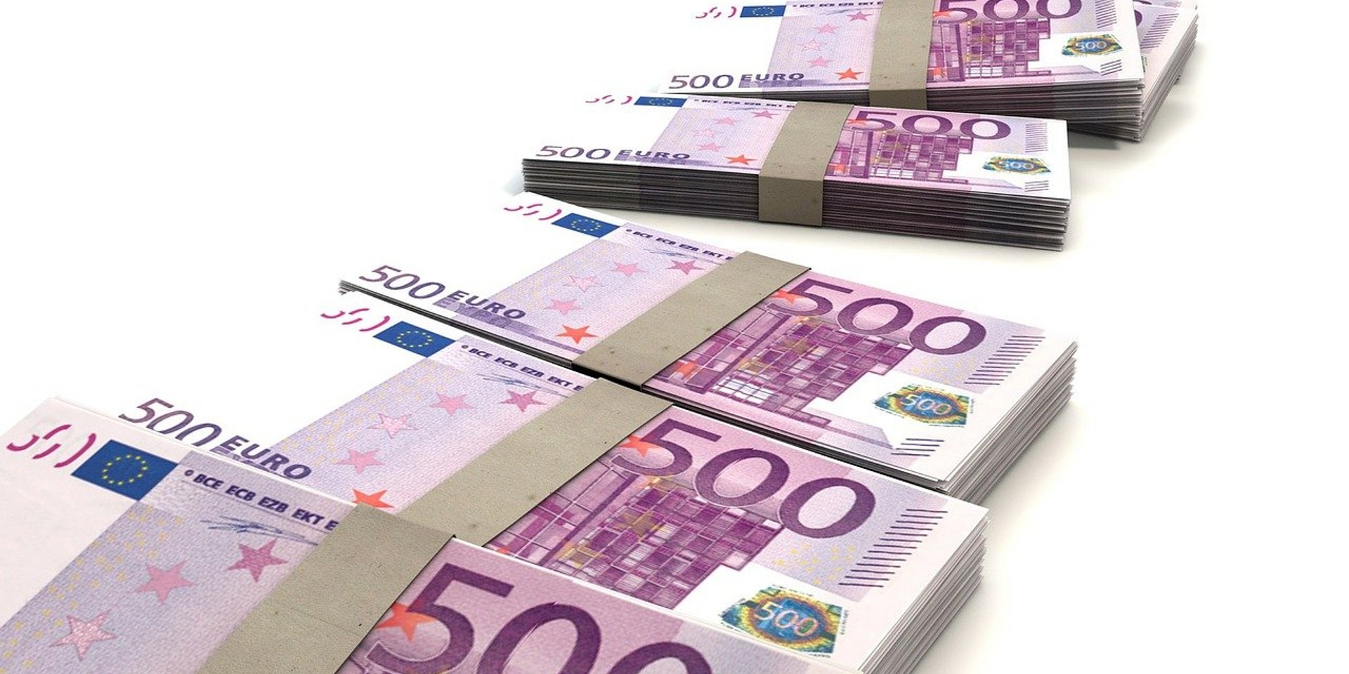 500-Euro-Scheine gestapelt auf weißem Hintergrund