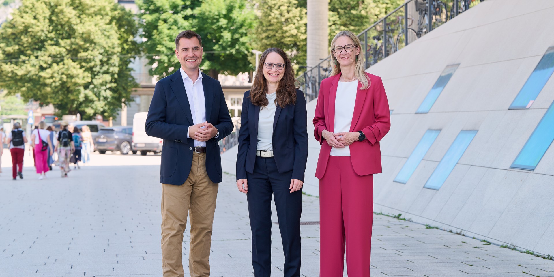 Landeshauptmann Thomas Stelzer mit Elisabeth Gutjahr und Maria Theresia Lantschbauer in Linz