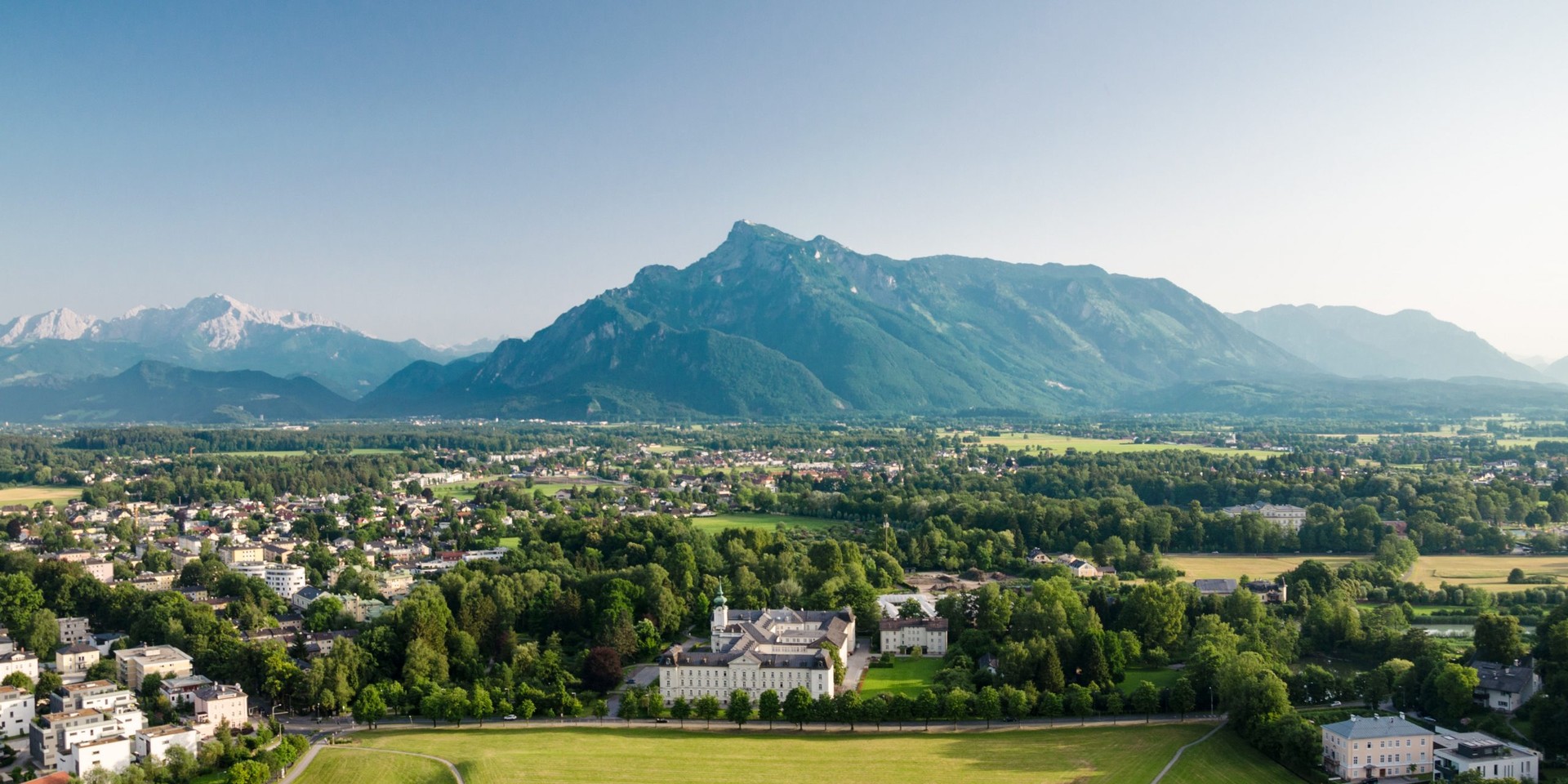 Schloss Leopoldskron in Salzburg mit Untersberg im Hintergrund