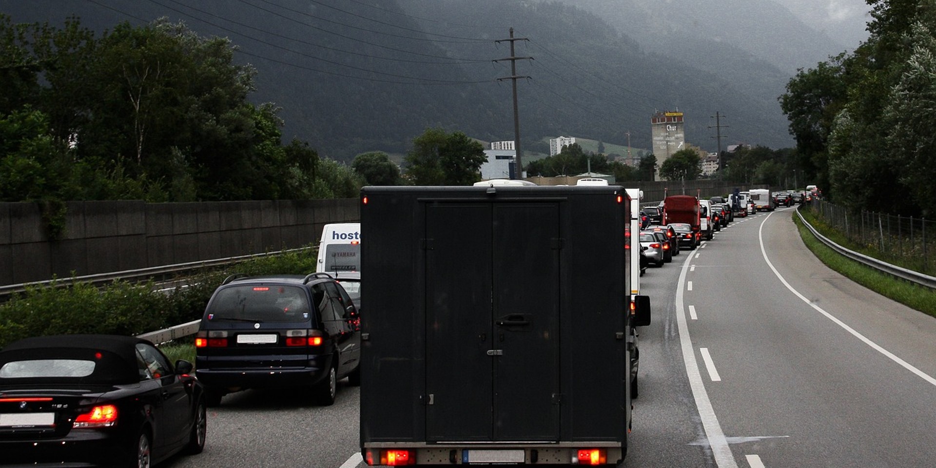 Stau auf der Autobahn in Österreich mit vielen Autos und Lastwagen.